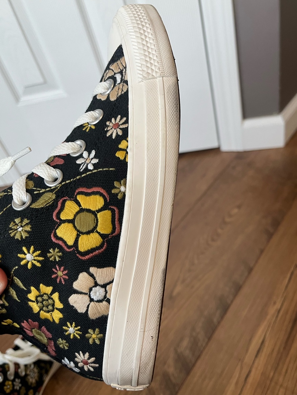 Converse Chuck Taylor All Star Retro Flowers Embroidered - Women’s 7/ Men’s 5 - Picture 12 of 16